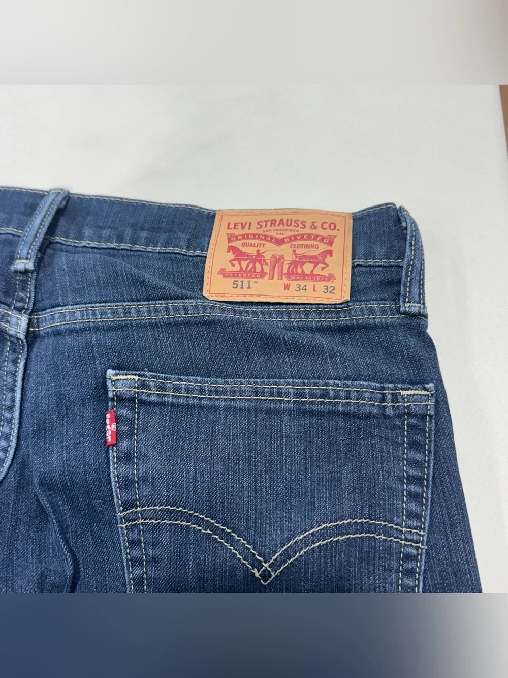 Levis slim straight